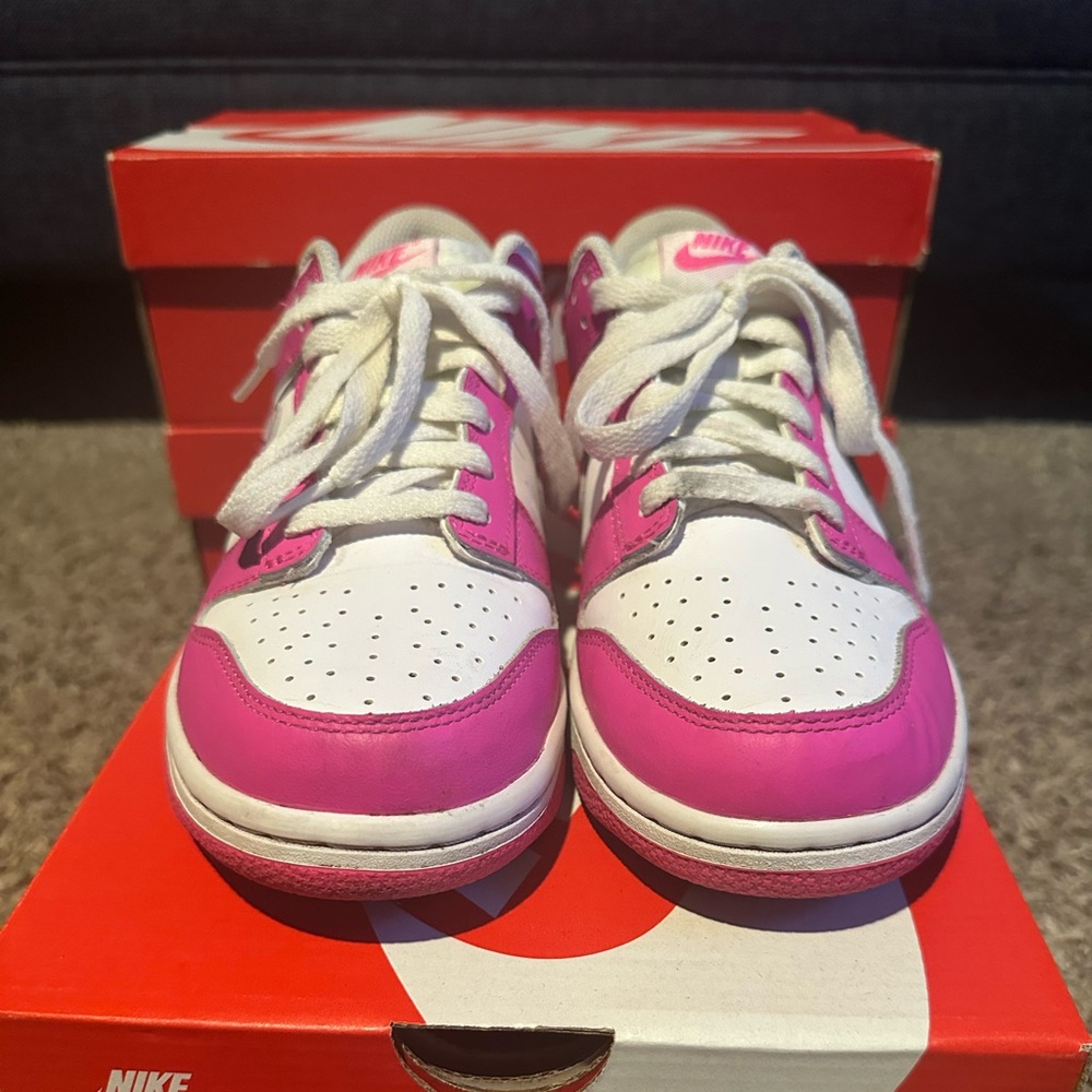 Nike Dunk Low (GS) Size 7 youth
White/Laser Fuchsia
Blanc/Fushia Laser